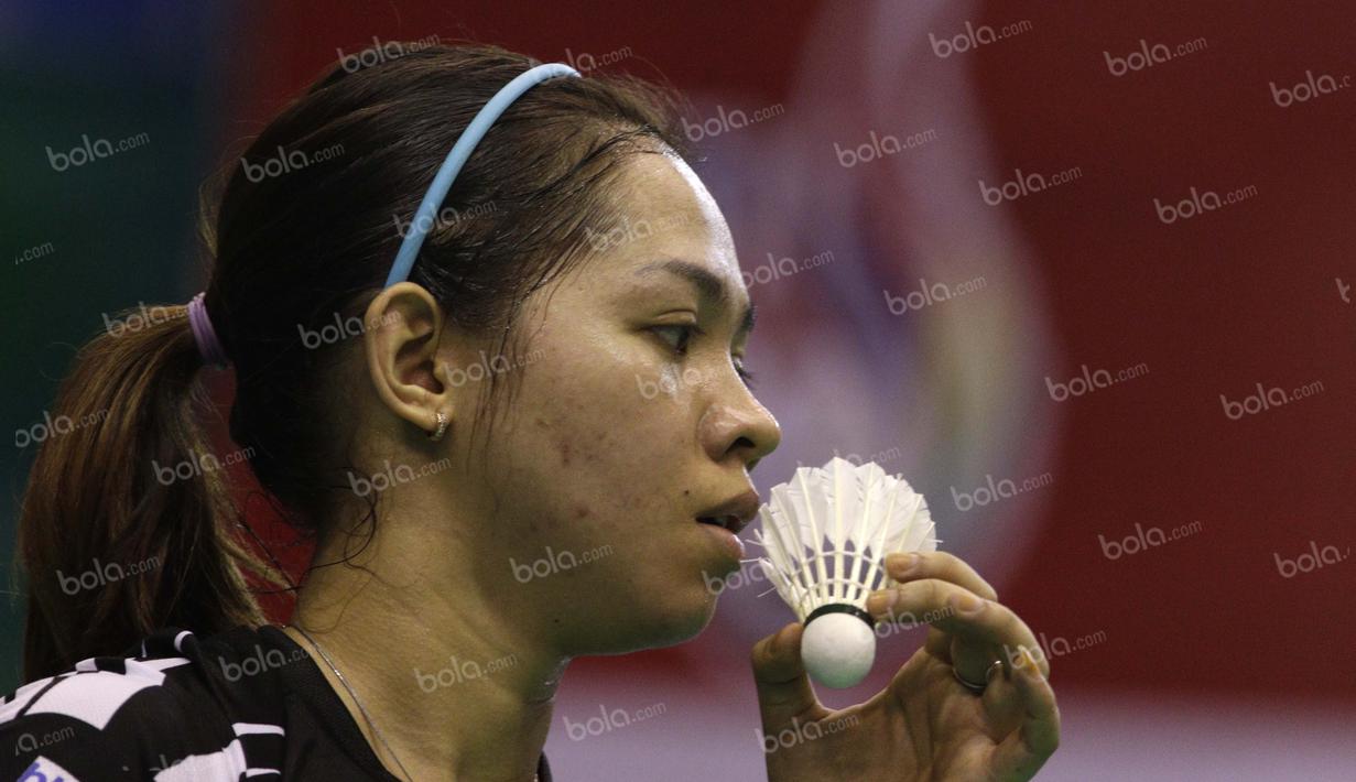 Febby Angguni menjadi penentu kemenangan Jawa Barat setelah mengalahkan tunggal putri Jawa Tengah, Aurum Oktavia Winata, dalam final beregu putri bulutangkis PON XIX Jawa Barat di GOR Bima, Cirebon, Jumat (23/9/2016). (Bola.com/Arief Bagus)