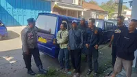 Anggota Polres Sukabumi saat memberikan pembinaan kepada diduga preman. (Liputan6.com/Istimewa).