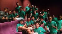 Para pemain Timnas U-19 menghilangkan penat dengan pergi menonton film di XXI Ambarukmo Plaza. (Bola.com/Romi Syahputra)