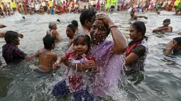 Seorang ibu dan anaknya berendam di Sungai Godavari saat Festival Pitcher di India, Jumat (28/8/2015). Ratusan ribu umat Hindu mengambil bagian dalam perayaan keagamaan yang diadakan setiap 12 tahun sekali di Sungai Godavari. (REUTERS/Danish Siddiqui)