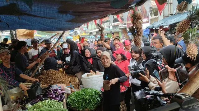 Istri Ganjar Pranowo, Siti Atikoh blusukan ke Pasar Rau di Jalan Kyai H Abdul Latif, Kota Serang, Banten, Senin (11/12/2023).