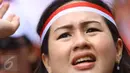 Pendukung Cagub DKI Basuki T Purnama meneriakkan yel di luar ruang sidang kasus penistaan agama, Jakarta, Selasa (10/1). Dengan mengenakan atribut kotak-kotak, massa membawa bendera Indonesia serta melakukan orasi damai. (Liputan6.com/Immanuel Antonius)
