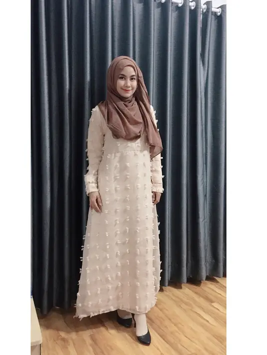 Busana yang longgar sering dipakai Anisa sejak berhijab untuk menyembunyikan lekuk tubuhnya. Seperti memakai gamis seperti di foto ini, warna dan model busananya pas banget dipakai Anisa. (Instagram/anisarahma_12)