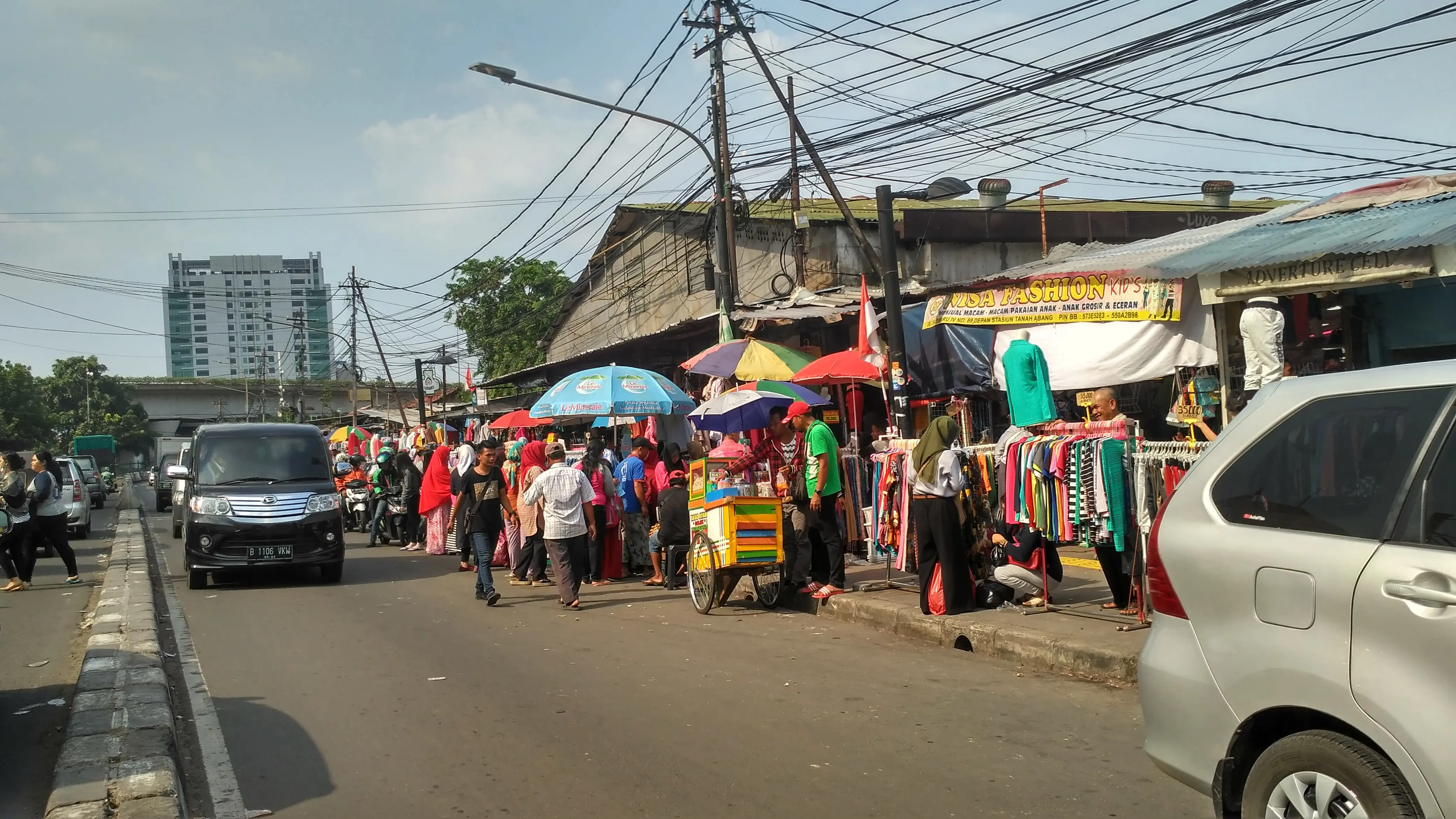 Puluhan pedagang kaki lima atau PKL masih memanfaatkan trotoar di Jalan Jatibaru Raya, Tanah Abang, Jakarta Pusat. (Liputan6.com/Ika Defianti)