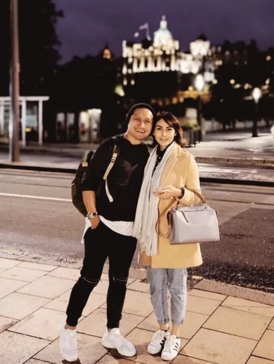 "Kecelakaan kecil waktu mau bikinin kopi buat saya, maap ya sayang, mudah2an cepet sembuh. Allahumma robban naas mudzhibal baasi isyfaha antasy-syaafii, laa syafiya illaa anta syifaa’an, laa yughaadiru saqoman." tulis Arie di Instagramnya. (ariekuntung)