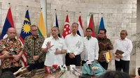 Menteri Perdagangan (Mendag) Zulkifli Hasan bertemu dengan Menteri Perindustrian (Menperin) Agus Gumiwang Kartasasmita di Kantor Kementerian Perdagangan, Jumat (19/7/2024). (Arief/Liputan6.com)