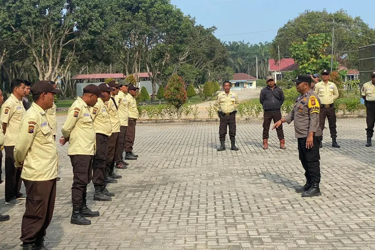 Personel Polres Rokan Hulu sosialisasi tahapan Pilkada serentak kepada sekuriti dan manajemen perusahaan.