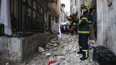 Personil dan penduduk darurat Palestina memeriksa kerusakan setelah serangan pasukan Israel di kamp pengungsi Balata di pinggiran Nablus di Tepi Barat yang diduduki pada awal 16 Agustus 2023. (AFP/Zain Jaafar)