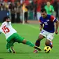 Penyerang Malaysia, Safee Sali, berusaha melewati kapten Timnas Indonesia, Firman Utina, pada final leg pertama Piala AFF 2010. (AFP/Kamarul Akhir)