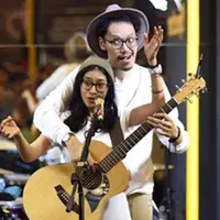 Kebanyakan musik yang dibawakan oleh Endah N Rhesa ialah musik yang bergenre folk, jazz, dan blues. Maka dari itu Endah N Rhesa kerap tampil dengan membawa gitar akustik. (Liputan6.com/IG/endahnrhesa)
