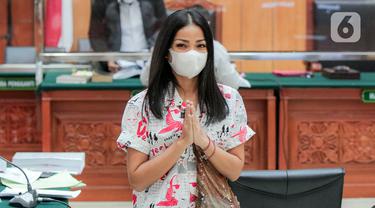 Aktris Nirina Zubir memberikan isyarat saat menghadiri sidang lanjutan kasus mafia tanah di Pengadilan Negeri Jakarta Barat, Jakarta, Selasa (7/6/2022). Sidang lanjutan kali ini masih beragendakan mendengarkan keterangan dari saksi. (Liputan6.com/Faizal Fanani)