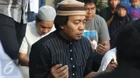 Komedian Komeng saat putrinya, Cantika Alhayu Aldi, di Pemakaman Keluarga Citeureup, Bogor, Minggu (28/8). (Liputan6.com/Herman Zakharia)