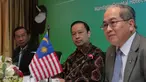  Menteri Pertanian dan Koperasi Thailand Jenderal Chatchai Sarikulya, Mendag Thomas Lembong, Menteri Perusahaan Perladangan dan Komoditi Malaysia Datuk Amar Douglas Uggah Embas (ki-ka) beri keterangan pers di Jakarta, (3/12). (Liputan6.com/Angga Yuniar)