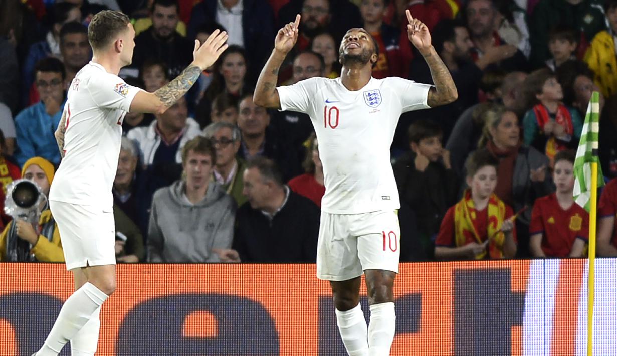 Gelandang Inggris, Raheem Sterling, merayakan gol yang dicetaknya ke gawang Spanyol pada laga UEFA Nations League di Stadion Benito Villamarin, Sevilla, Senin (15/10). Spanyol kalah 2-3 dari Inggris. (AFP/Cristina Quicler)
