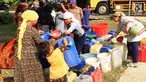 Warga antre mendapatkan bantuan air bersih dari Keluarga Besar Masyarakat Banten di Desa Ridomanah, Cibarusah, Bekasi, Jawa Barat, Rabu (3/7/2019). Sudah 2 bulan kawasan Cibarusah dan sekitarnya mengalami krisis air akibat musim kemarau. (merdeka.com/Arie Basuki)
