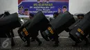 Sejumlah anggota Polisi Anti Huru-hara membawa perlengkapan seperti tameng saat mengikuti apel gelar pasukan ops Mantap Praja Jaya dalam rangka PAM Pilkada Serentak 2017 di Lapangan Monas, Jakarta, Rabu (12/10). (Liputan6.com/Faizal Fanani)