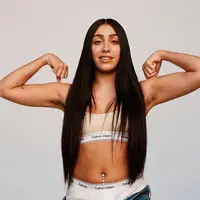 Dobrak standar kecantikan, putri sulung Madonna Lourdes Leon pamer bulu ketiak saat jadi model brand ternama. (Instagram/calvinklein).