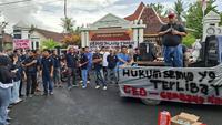 Ratusan warga Gunungkidul demo terkait dugaan penyelewengan dana desa. (Liputan6.com/Hendro Ary Wibowo)