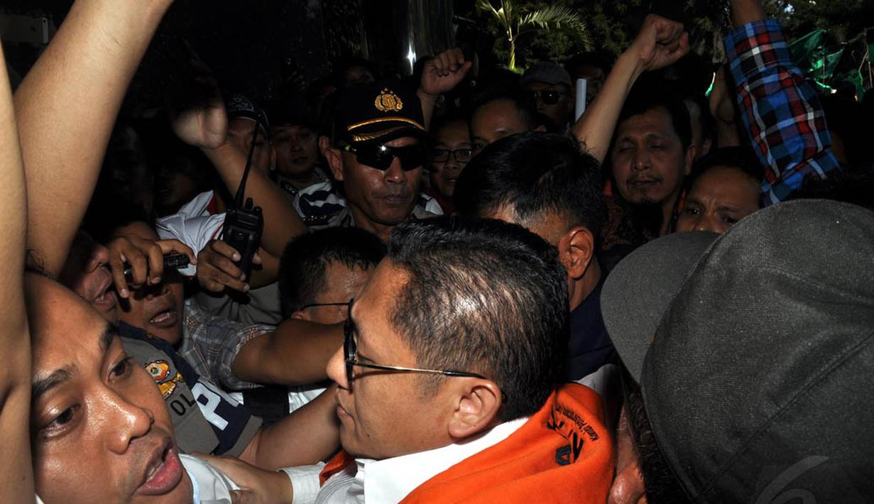 Saat para loyalis yang mengenakan kaos putih saling dorong, Anas Urbaningrum pun terlihat pucat dan sempat kesulitan memasuki gedung Tipikor, Jakarta, (24/9/14). (Liputan6.com/Miftahul Hayat)