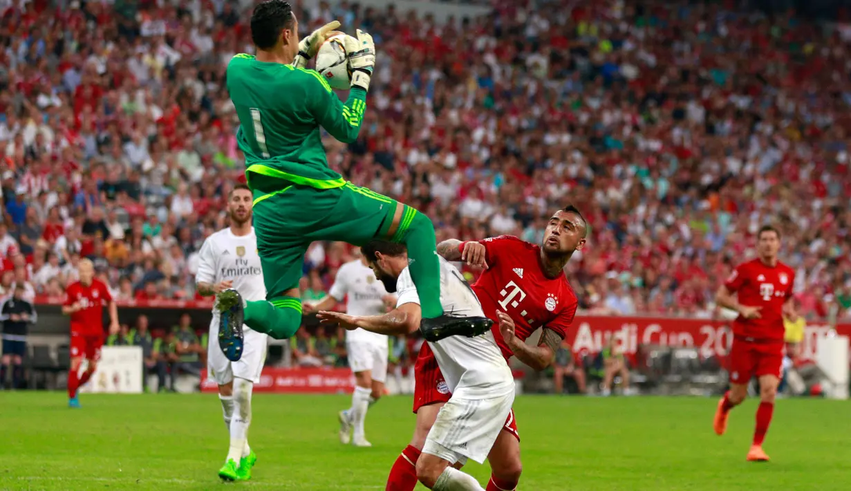 Kiper Real Madrid Keylor Navas menangkap bola dari serangan Gelandang Bayern Muenchen Arturo Vidal pada laga final  Audi Cup 2015, Allianz Arena , Munich , Jerman, Kamis (6/8/2015). Bayern Muenchen menang dengan skor 1-0. (Reuters/Jason Cairnduff)