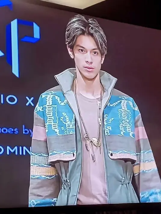 Tak disangka, meski baru berusia 15 tahun Eddy sudah unjuk gigi di atas catwalk. (Instagram/bubahalfian).