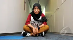 Cewek berhijab asal Purwakarta ini tak pernah menyangka akan menjadi juara di kontes musik Vidio.com, Jakarta, Kamis (29/1/2015). (Liputan6.com/Panji Diksana)