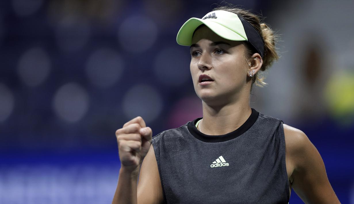 Petenis Rusia, Anna Kalinskaya berhasil memasukan bola saat bertanding melawan petenis AS, Sloane Stephens pada putaran pertama turnamen tenis AS Terbuka di New York (27/8/2019).  (AP Photo/Adam Hunger)