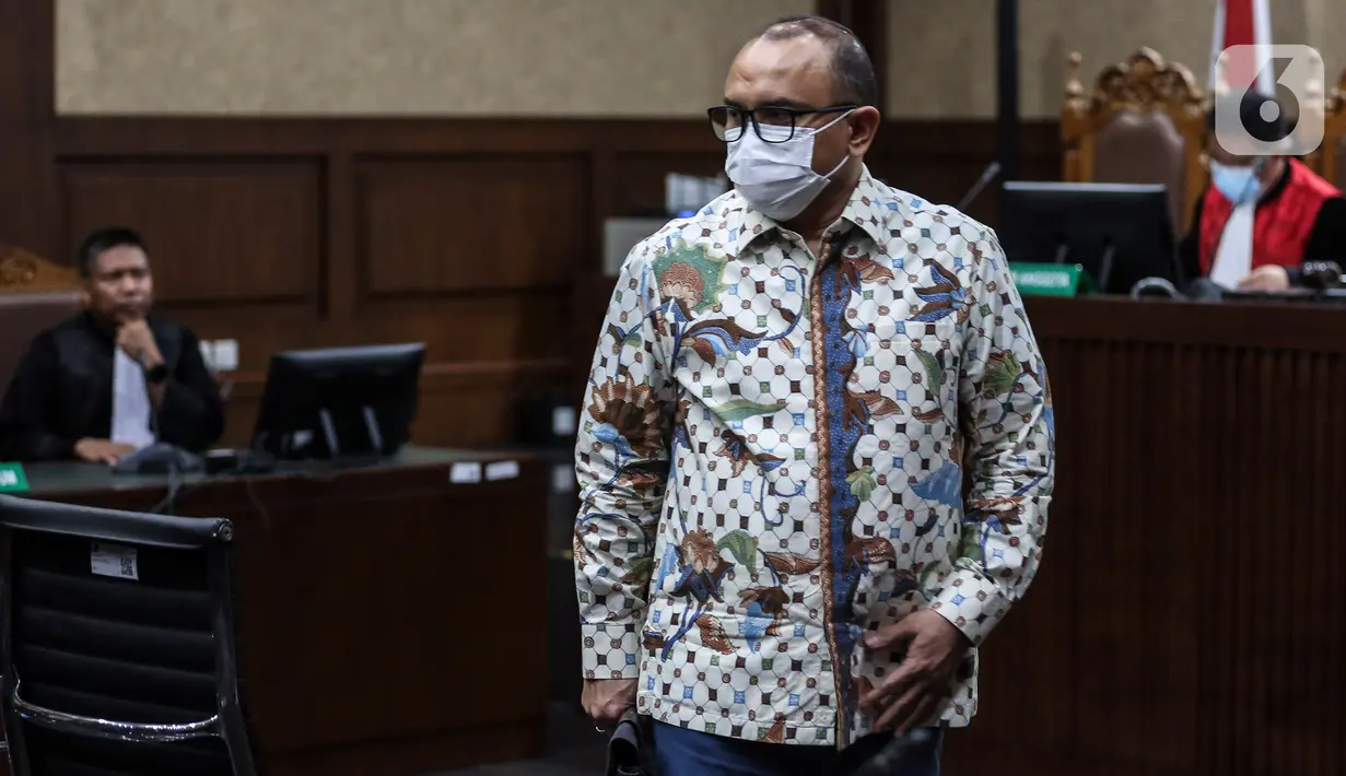 Dengan ditolaknya eksepsi tersebut, maka Hakim Fahzal memerintahkan Jaksa untuk melanjutkan pemeriksaan kasus korupsi BTS Kominfo dengan terdakwa Anang Achmad Latif. (Liputan6.com/Johan Tallo)