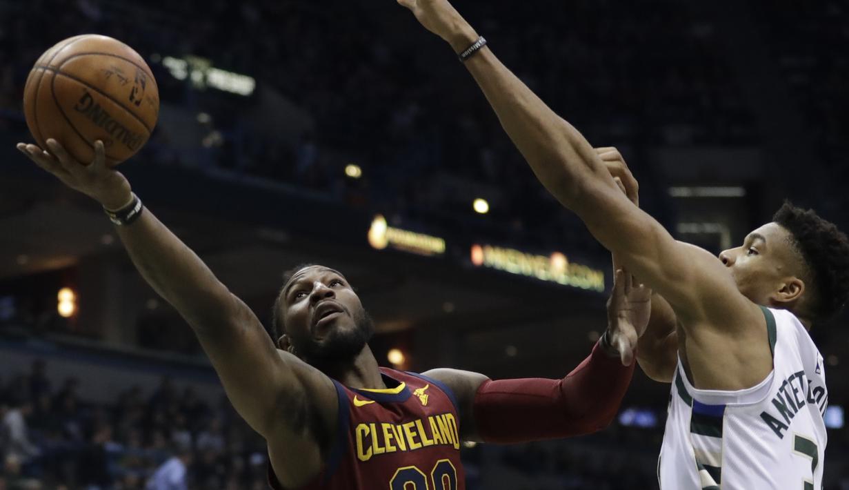 Pemain Cleveland Cavaliers, Jae Crowder melakukan layup saat diganggu pemain Milwaukee Bucks, Giannis Antetokounmpo pada laga NBA basketball game di BMO Harris Bradley Center, Milwaukee, (19/12/2017). Bucks menang 119-116. (AP/Morry Gash)