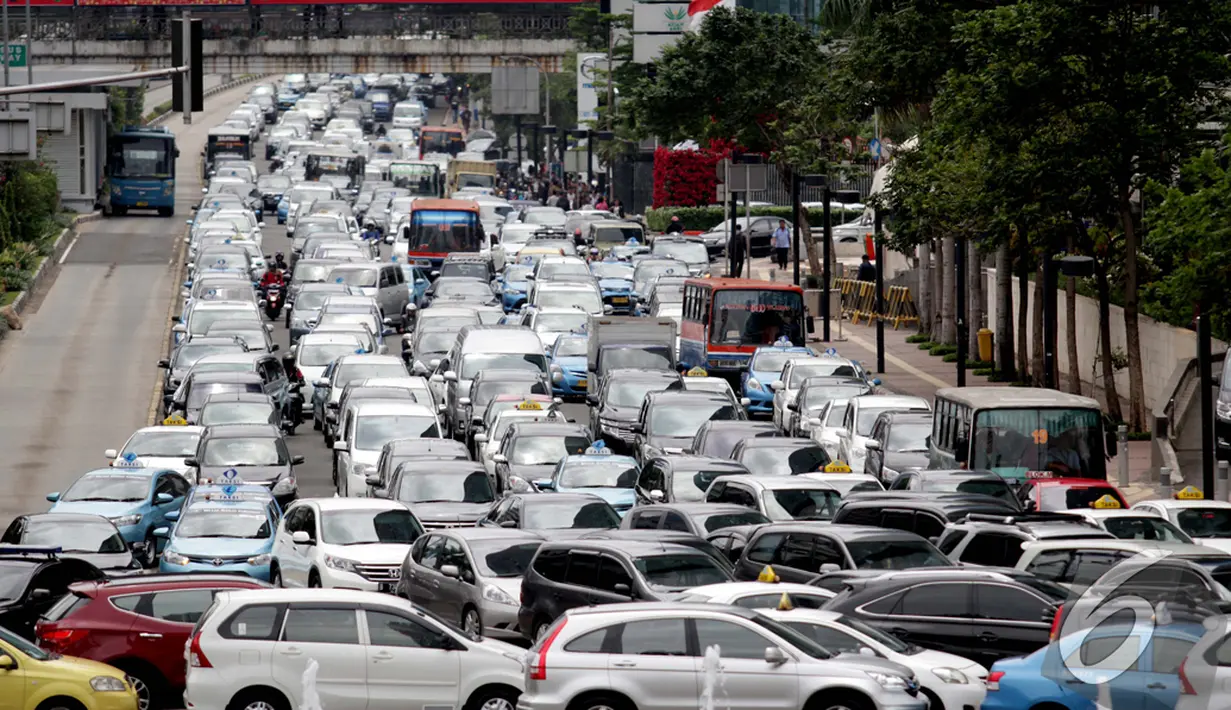 Sejumlah kendaraan terjebak kemacetan panjang di kawasan Bundaran HI, Jakarta, Kamis (8/1/2015). (Liputan6.com/Faizal Fanani)