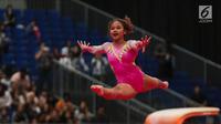 Pesenam putri Rifda Irfanaluthfi melakukan lompatan nomor senam lantai pada SEA GAMES 2017 di Kuala Lumpur, Malaysia, Rabu (23/8). Rifda meraih perunggu dari nomor senam lantai dan medali emas di nomor balok keseimbangan. (Liputan6.com/Faizal Fanani)