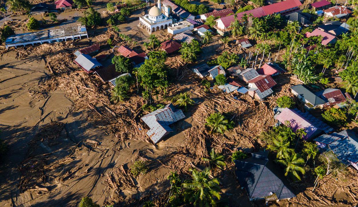 Foto udara menunjukkan kerusakan akibat banjir di Meureudu, Kabupaten Pidie Jaya, Provinsi Aceh, pada 30 November 2025. Kabupaten Pidie Jaya, Provinsi Aceh dilanda bencana Hidrometereologi setelah hujan lebat mengguyur wilayah itu selama tiga hari berturut-turut, mulai Selasa (25/11/2025) hingga Kamis (27/11/2025). (CHAIDEER MAHYUDDIN/AFP)