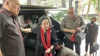 Ketum PDIP Megawati Soekarnoputri mengikuti rapat bersama TPN GP di Gedung High End, Jakarta Pusat, Rabu (25/10/2023). Selain Megawati, ada juga Bacawapres Mahfud Md, Ketua Bappilu PPP Sandiaga Uno, dan Ketua DPP PDIP Puan Maharani. (Liputan6.com/Delvira Hutabarat)