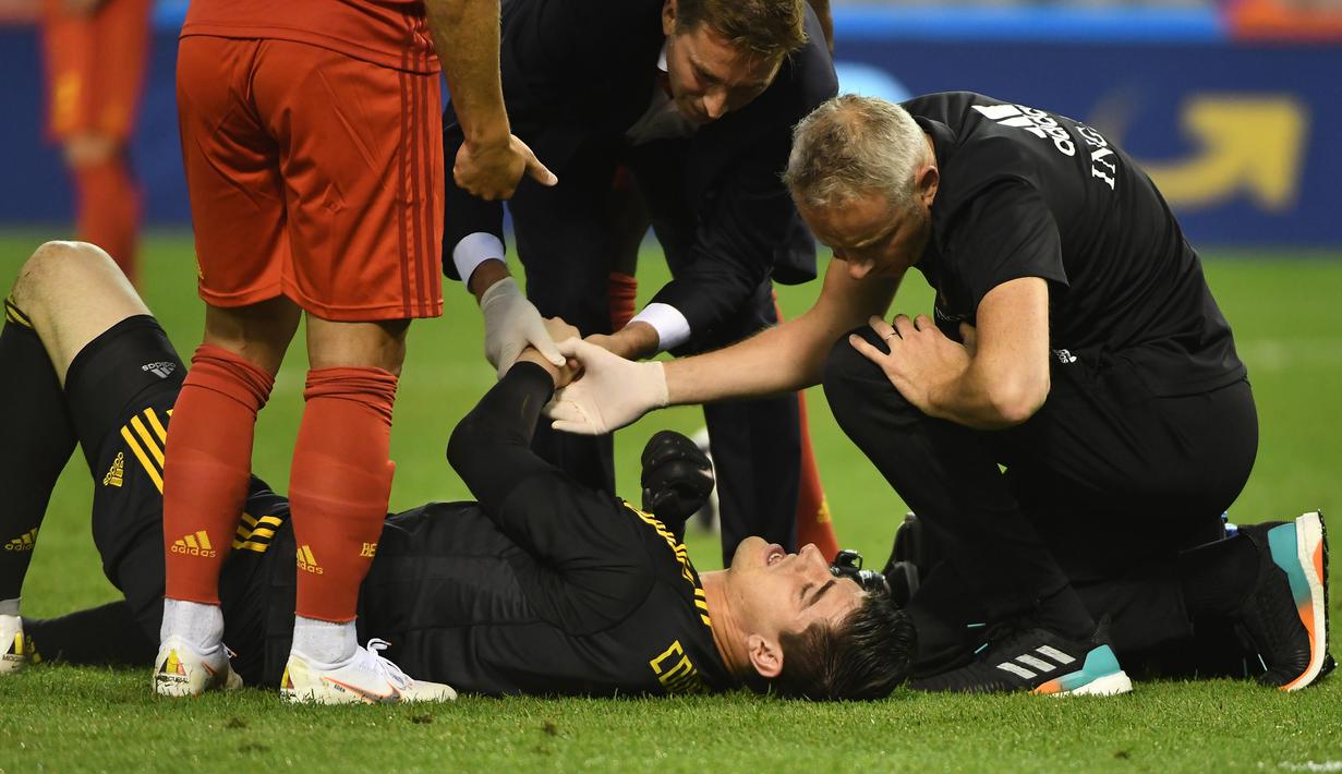 Kiper Belgia, Thibaut Courtois, kesakitan karena duel dengan pemain Portugal pada laga persahabatan di Stadion King Baudouin, Brussels, Sabtu (2/6/2018). Kedua negara bermain imbang 0-0. (AFP/Emmanuel Dunand)