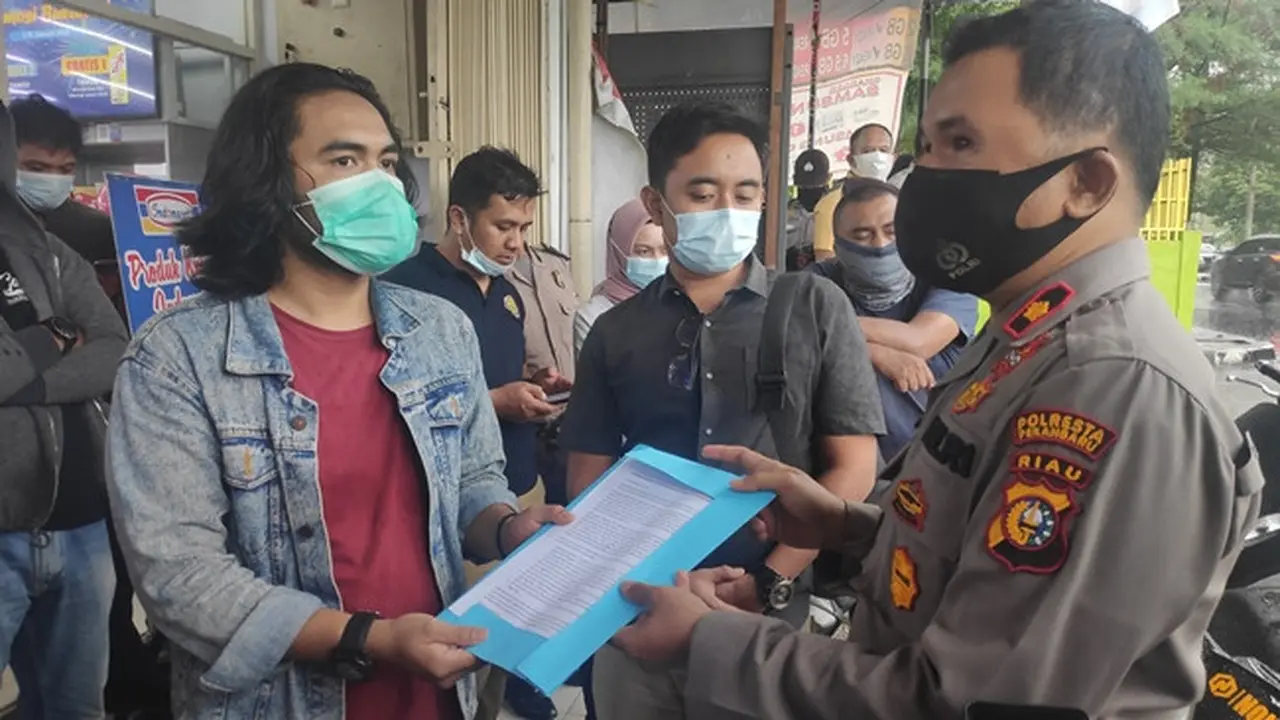 Perwakilan mahasiswa menyampaikan surat desakan agar Polda Riau mengusut tuntas perambahan hutan di Kabupaten Bengkalis.