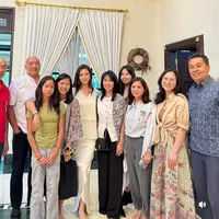 Raline Shah pulang kampung ke Medan. Saat bersama keluarganya ia tampak mengenakan setelan putih dari atasan long sleeve dipadukan rok panjang asimetris. [@ralineshah]