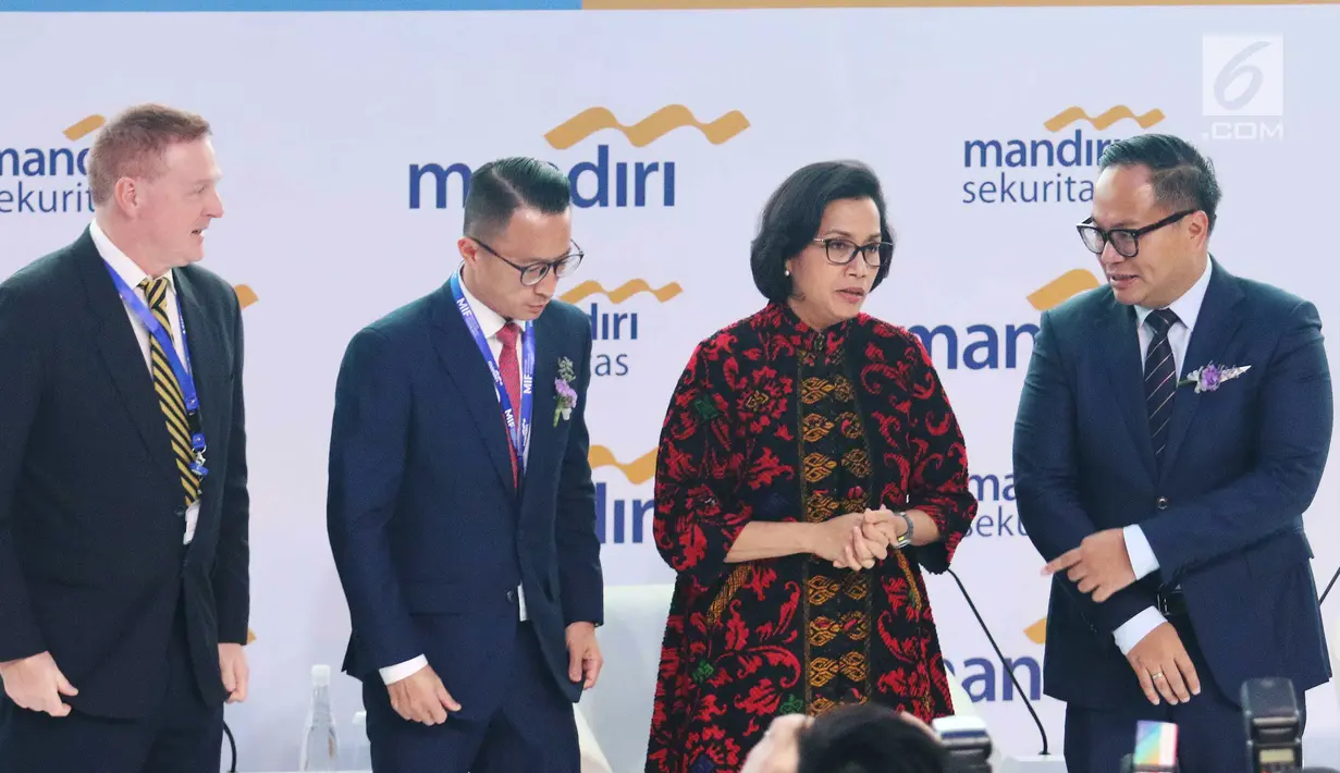 Menkeu Sri Mulyani (kedua kanan), Dirut Bank Mandiri Kartika Wirjoatmodjo (kanan), Dirut Mandiri Sekuritas Silvano Rumantir dan Global Strategist Jefferies Sean Darby (kiri) dalam Mandiri Investment Forum di Jakarta, Rabu (7/2).(Liputan6.com/Angga Yuniar)