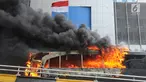 Asap terlihat dari api yang membakar bus polisi di dekat Flyover Slipi, Palmerah, Jakarta Barat, Rabu (22/5/2019). Belum diketahui penyebab terbakarnya dua bus yang terparkir bersama bus polisi lainnya dilokasi tersebut. (merdeka.com/Arie Basuki)