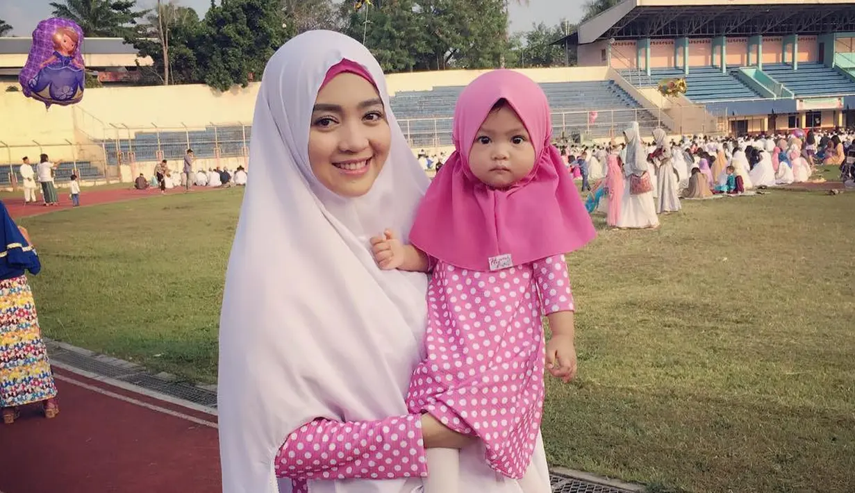 Nuri Maulida baru-baru ini terjun di dunia bisnis busana muslim. Produknya ini diberi nama NM by Nuri Maulida. (Foto: instagram.com/nurimaulida)