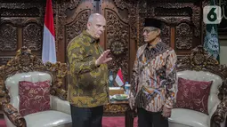 Ketua Umum PP Muhammadiyah Haedar Nashir berbincang dengan Duta Besar AS untuk Indonesia Joseph R Donovan Jr saat pertemuan di Jakarta, Selasa (15/10/2019). Pertemuan tersebut dalam rangka silaturahmi kepada organisasi massa Islam di Jakarta. (Liputan6.com/Faizal Fanani)