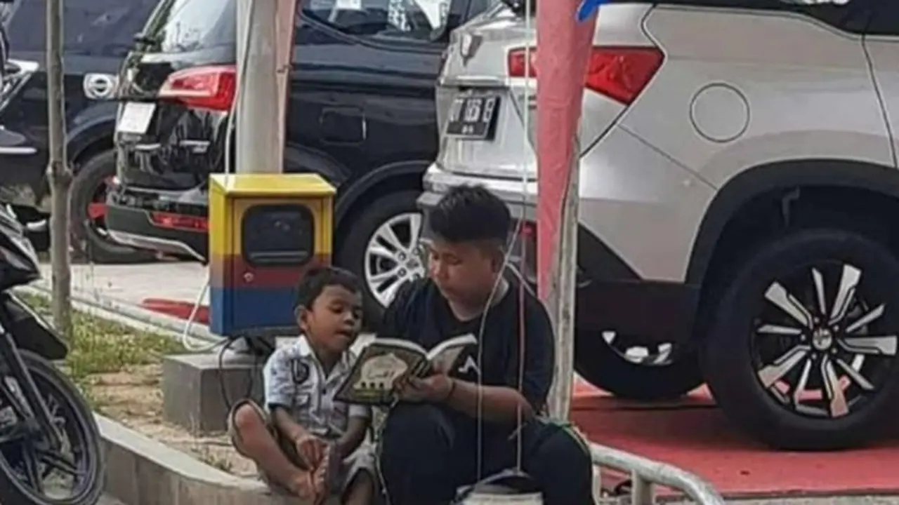 Kakak Beradik Ini Tetap Belajar Baca Al-Quran Sambil Jualan Balon, Bikin Terharu