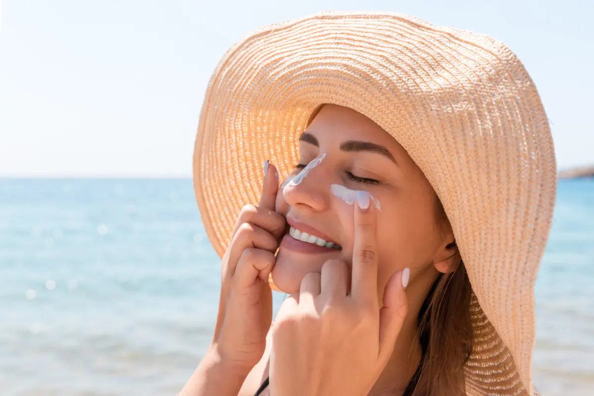 ilustrasi cara mengaplikasikan sunscreen yang baik dan benar/SNeG17/shutterstock