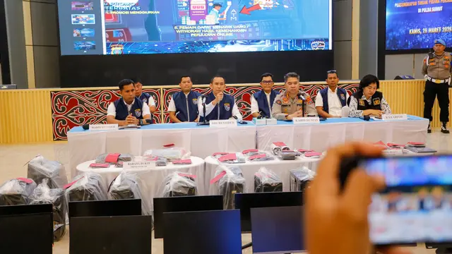 Deretan laptop dan ponsel yang disita dari markas judi online di sebuah apartemen di Medan diperlihatkan saat rilis kasus di Polda Sumut