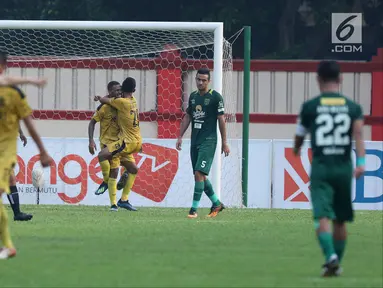 Pemain Bhayangkara FC, Vendry Mofu (tengah) merayakan golnya ke gawang Persebaya pada lanjutan Go-Jek Liga 1 Indonesia bersama Bukalapak di Lapangan PTIK, Jakarta, Rabu (11/7). Babak pertama, Bhayangkara FC unggul 2-1. (Liputan6.com/Helmi Fthriansyah)