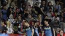 Suporter menyambut kedatangan ganda putra Indonesia, Kevin Sanjaya / Marcus Gideon, saat akan melawan ganda Jerman pada Indonesia Masters 2019 di Istora Senayan, Jakarta, Rabu (23/1). Kevin / Marcus lolos ke 16 besar. (Bola.com/M. Iqbal Ichsan)