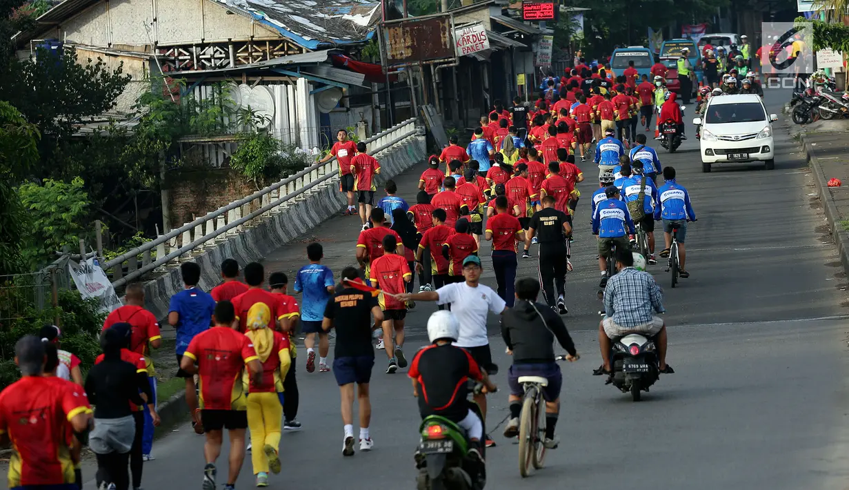 Sejumlah peserta berlari saat mengikuti "Brimob RUN 2017" di Kelapa Dua, Depok, Minggu Pagi (3/12). Kegiatan ini dalam rangkaian Peringatan Hut Korps Brimob Polri ke-72. (Liputan6.com/JohanTallo)