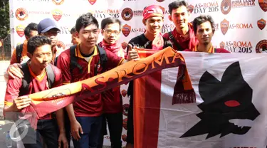 Sejumlah suporter AS Roma berpose bersama sebelum menyaksikan tim kesayangannya bertanding di Gelora Bung Karno, Jakarta, Sabtu (25/7/2015). Tim berjuluk Giallorossi akan menggelar pertandingan intern antara skuadnya. (Liputan6.com/Herman Zakharia)