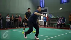 Menpora Imam Nahrawi (depan) berusaha mengembalikan kok saat bermain bulutangkis bersama para olimpian di Jakarta, Jumat (30/12). Menpora menghabiskan akhir tahun 2016 bersama para legenda bulutangkis Indonesia. (Liputan6.com/Helmi Fithriansyah)