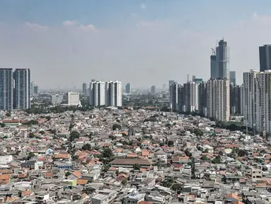 Pandangan udara permukiman warga dan gedung pencakar langit di Jakarta, Senin (27/7/2020). Menteri Keuangan Sri Mulyani mengatakan pertumbuhan ekonomi di DKI Jakarta mengalami penurunan sekitar 5,6 persen akibat wabah Covid-19. (merdeka.com/Iqbal S. Nugroho)