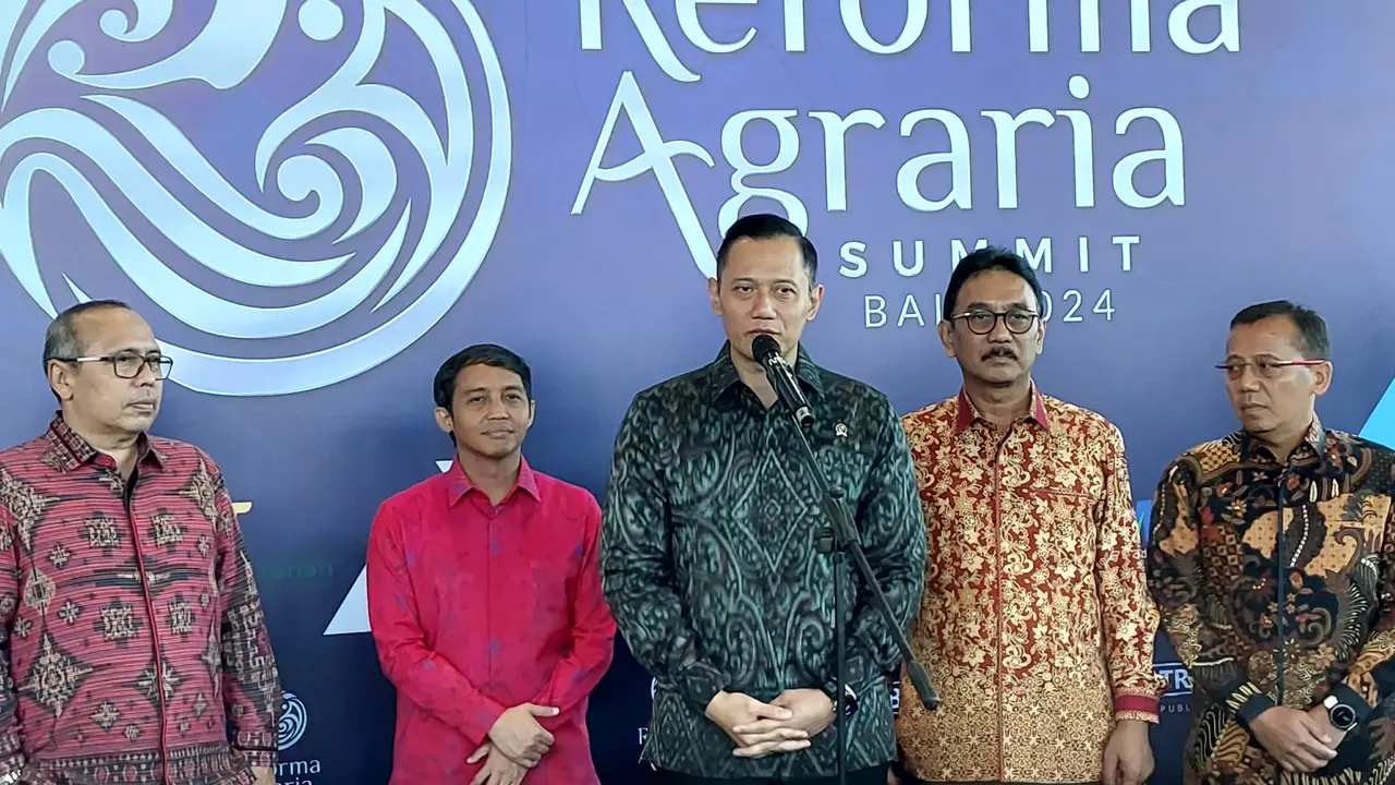 Menteri Agraria dan Tata Ruang/Kepala Badan Pertanahan Nasional (ATR/BPN) Agus Harimurti Yudhoyono d alam Reforma Agraria Summit 2024, di Sanur, Bali, Sabtu (15/6/2024). (Arief/Liputan6.com)